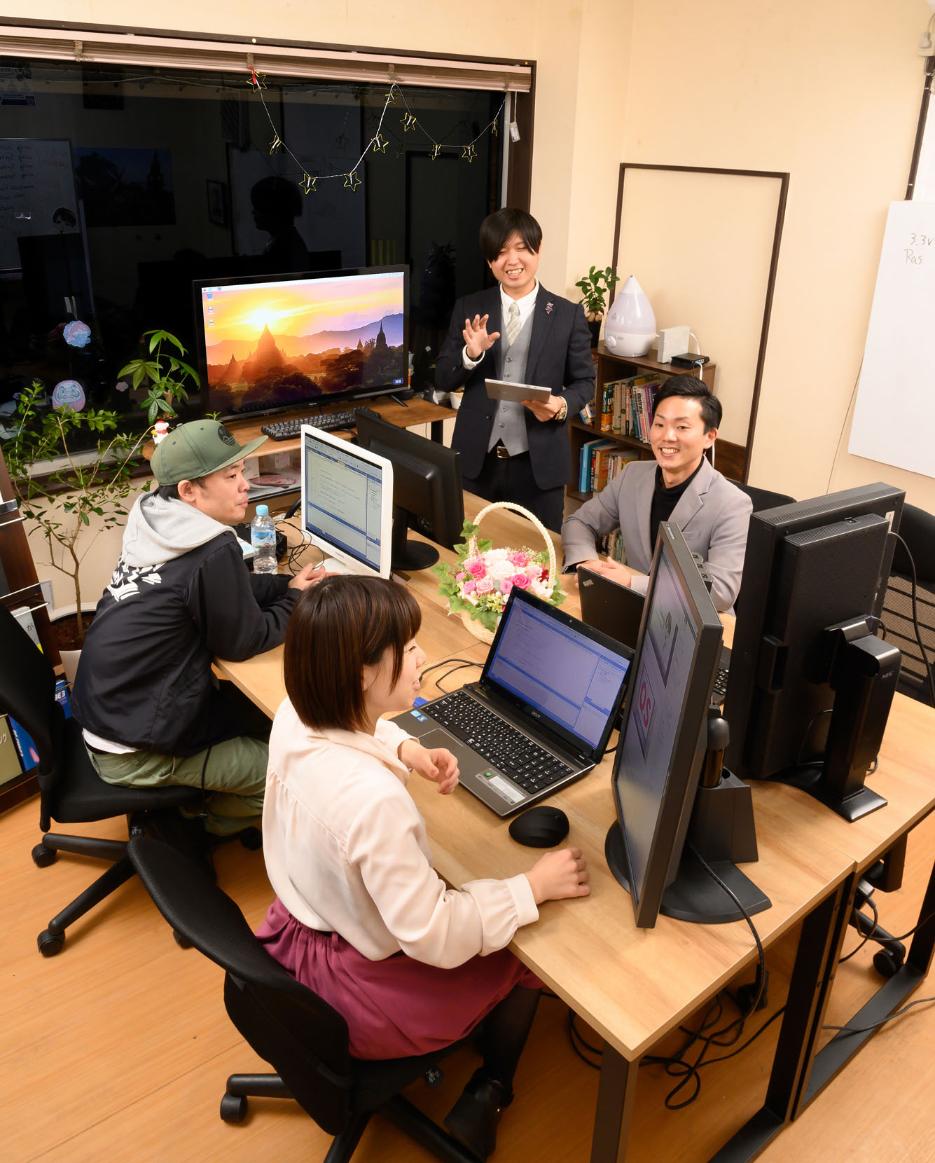 先生と生徒さんでディスカッションをしている画像