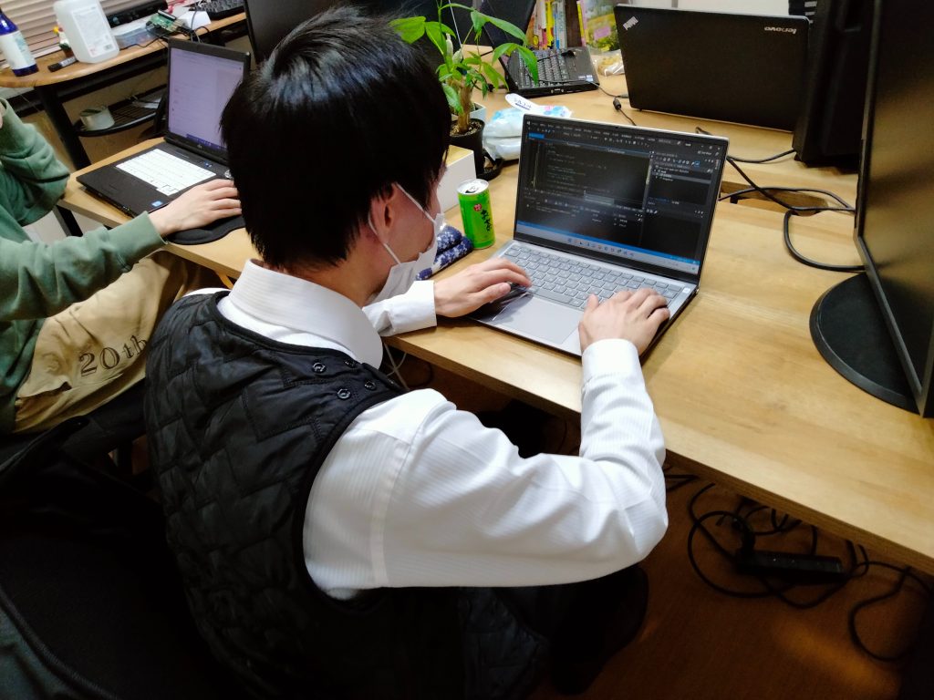 現地塾で生徒さんがプログラミングをしている画像